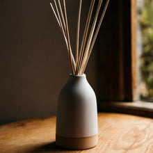 Load image into Gallery viewer, Ceramic Diffuser Bottle White Speckle
