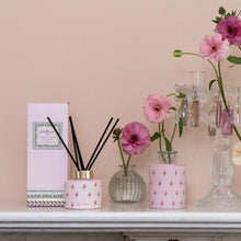 Load image into Gallery viewer, CK HOME FRAGRANCE Coming up Roses Glass candle 180g
