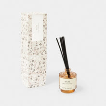 Load image into Gallery viewer, REED DIFFUSER  MUM (BLOSSOM PRINT)  Fresh Linen and White Lily
