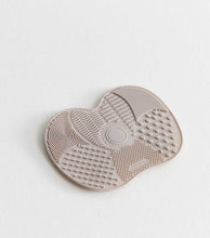 Load image into Gallery viewer, DC Silicone Make-Up Brush Cleaning Pad
