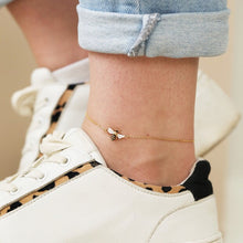 Load image into Gallery viewer, Enamel Bee Anklet with peach daisy
