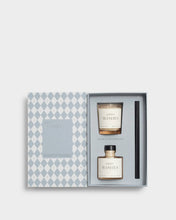 Load image into Gallery viewer, WINTER WISHES MINI VOTIVE AND MINI REED DIFFUSER GIFT SET Frosted Pine and Cedarwood 19.1cm x
