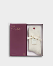 Load image into Gallery viewer, GIFT BOXED CHUNKY KNIT SOCKS HEART Off White One Size

