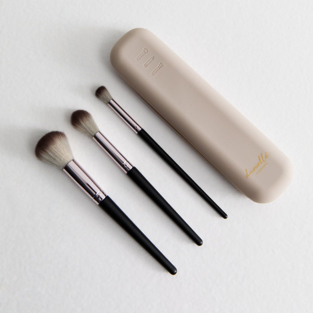 DC Travel Make-Up Brushes With Silicone Cover